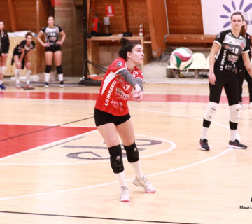 Il libero Simona Ventura in azione 360x320