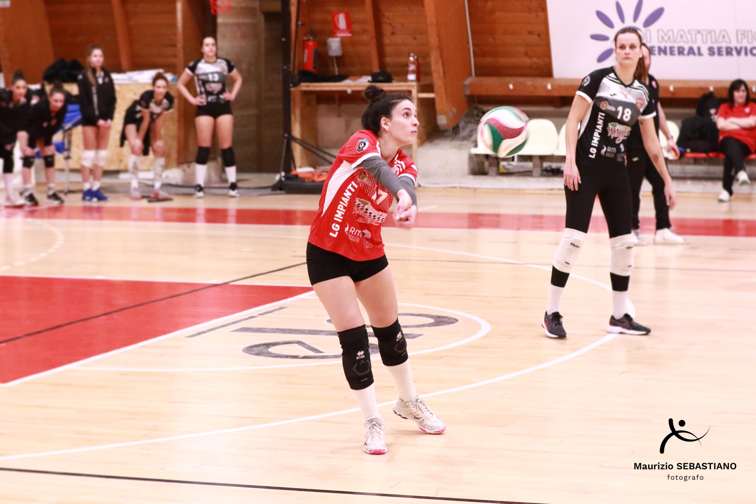 Il libero Simona Ventura in azione scaled